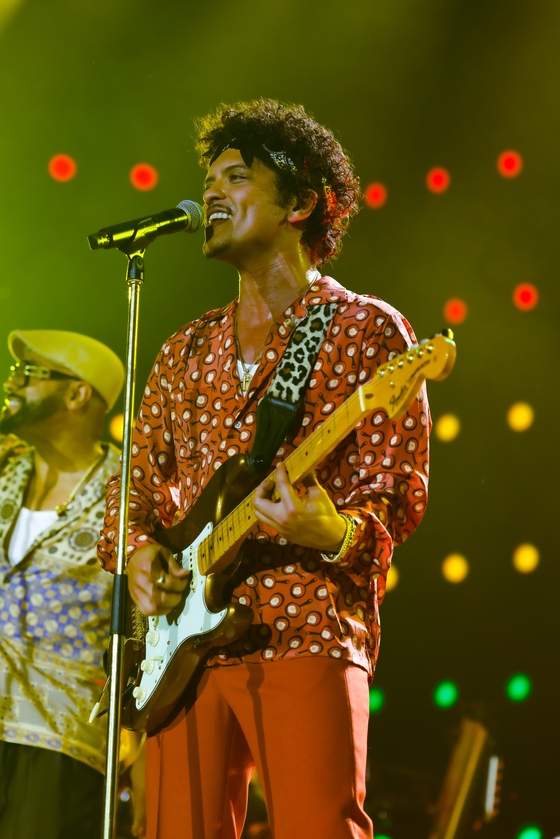 Bruno Mars linguistically charms fans in Seoul performance Celeb