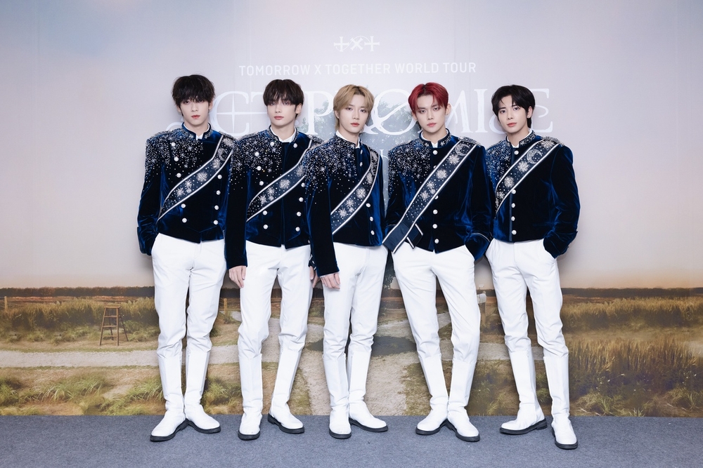 Amazon.com : Tomorrow X Together TXT World Tour [ACT : Love