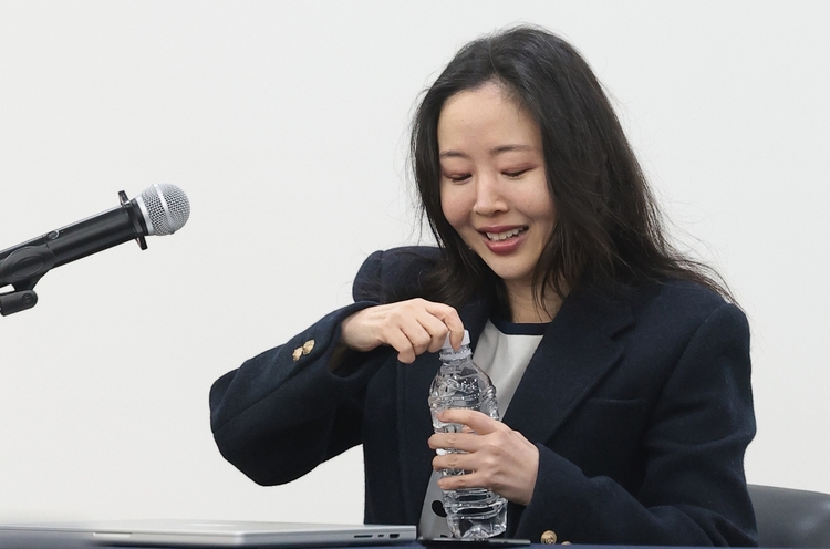 Min Hee-jin holds 6-minute press conference, offers to forgo $17.7M payment if HYBE drops lawsuits | Celeb Confirmed