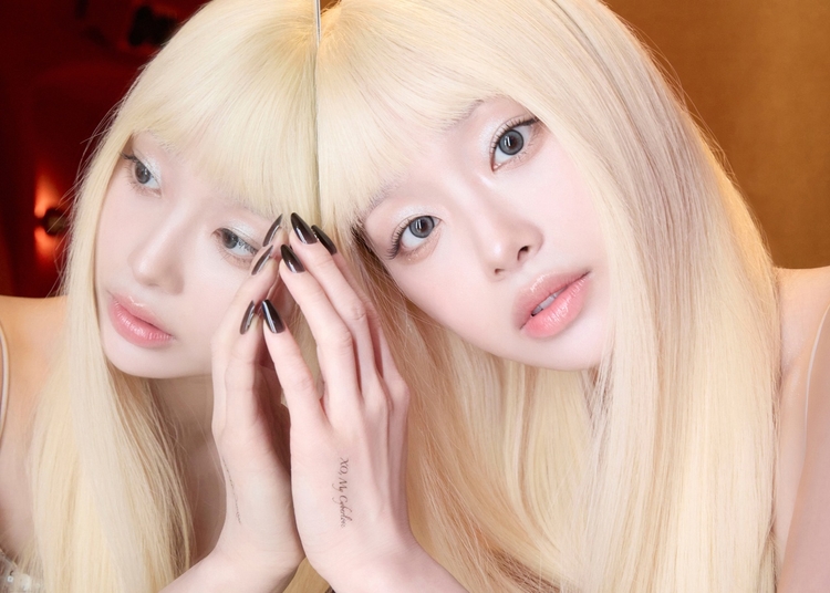 loona chuu loonaverse from VVIP トレカ チュウ medium_2_7f1e4972_1f2c_42bf_94
