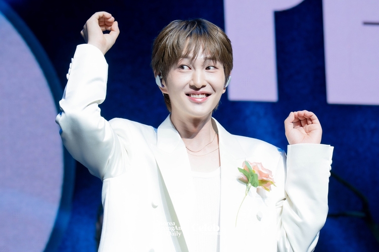 SHINee Onew's unique voice is 100 on full-length album 'Percent