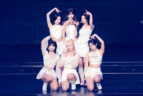 IVE performs for 78,000 fans in Japan during world tour | Celeb