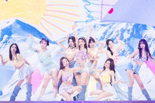 Twice announces four special shows in Japan next year | Celeb