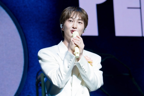 新品未開封 SHINee オニュ ONEW VOICE 白ver. SHINee ONEW VOICE White ver. CD Photocard The 1st Mini Solo
